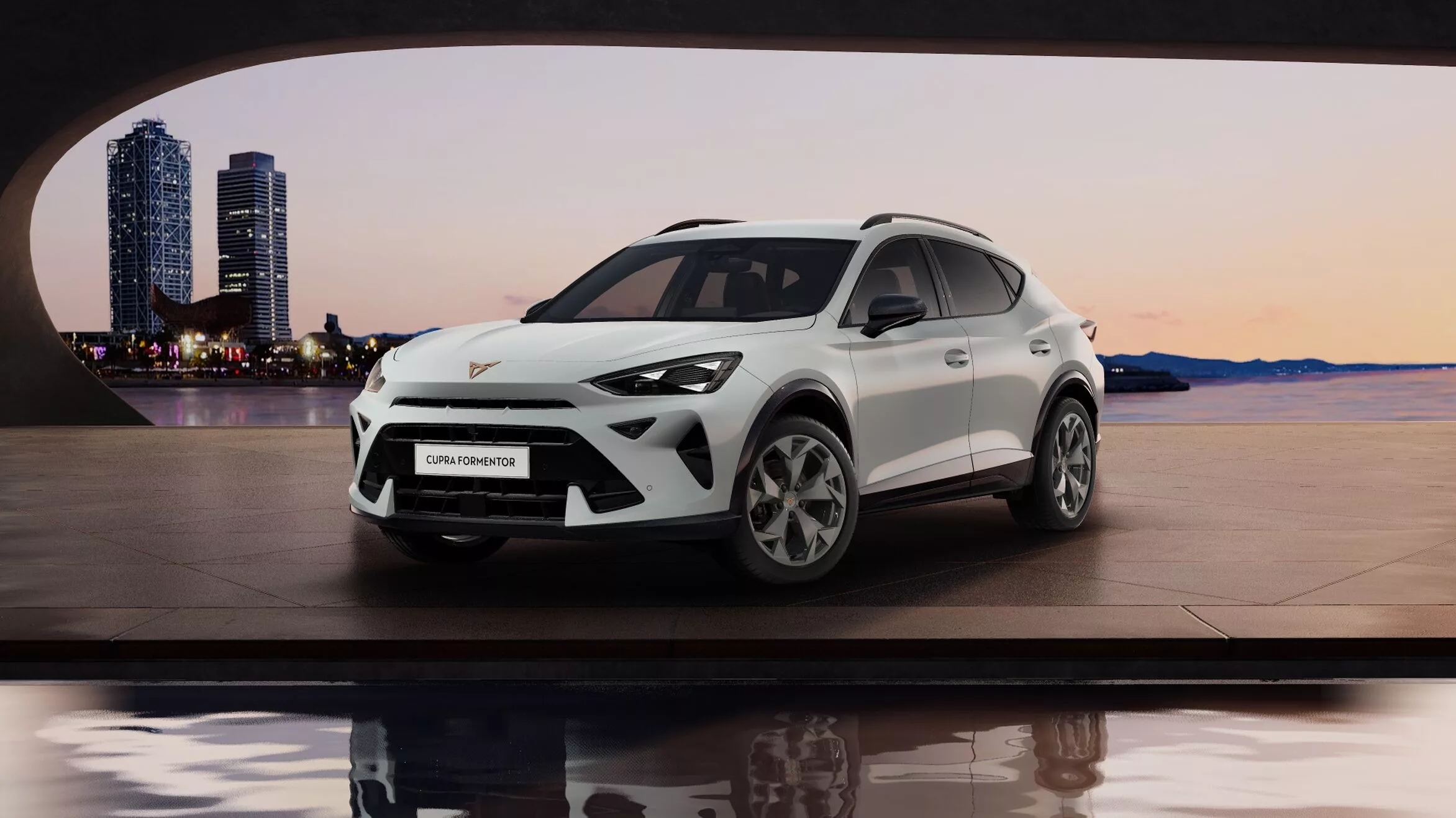 SUV CUPRA en Murcia, modelo Formentor blanco con diseño deportivo y elegante, destacado al atardecer junto a la ciudad.
