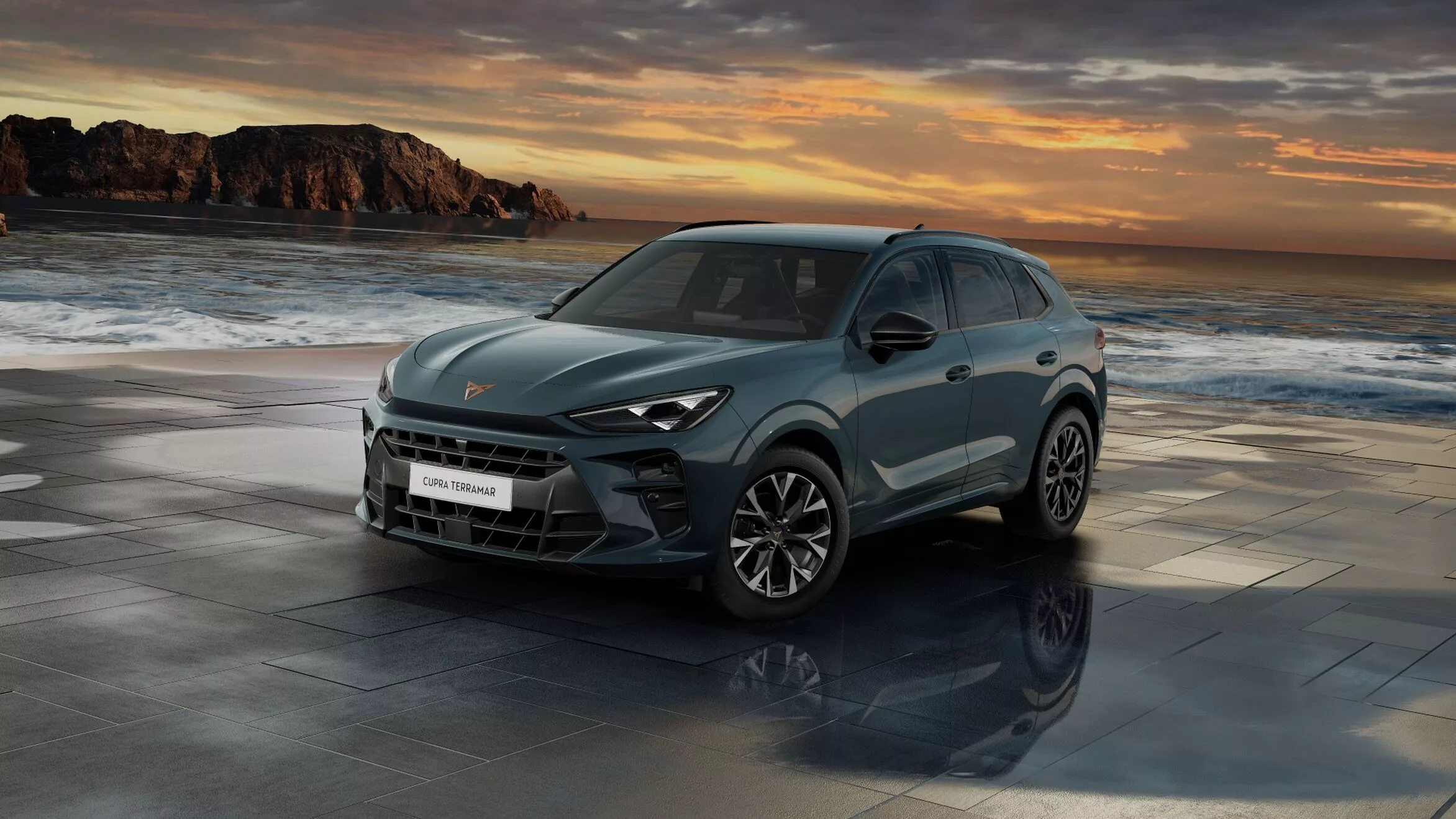 SUV CUPRA en Murcia, modelo Formentor en color blanco visto de perfil, con diseño deportivo y estilo premium.